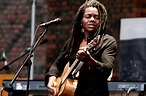 Tracy Chapman is ‘Talkin’ ‘bout a Revolution’ in rare TV performance.