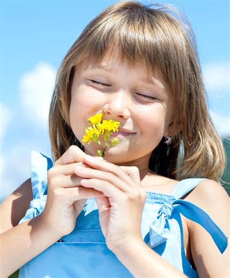 Chica Joven Feliz Con Una Flor En Su Mano Imagen De Archivo Imagen De