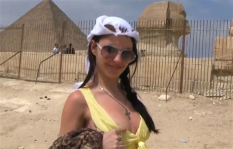 Egypte Un Film Porno Tourné Au Milieu Des Pyramides Irrite Les Autorités