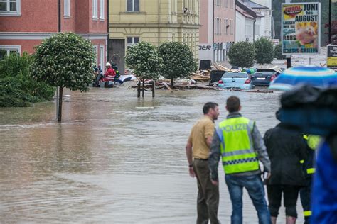 hochwasser und Überschwemmung in niederbayern simbach am inn sowie tann und triftern betroffen