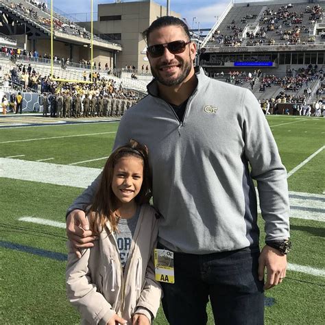 Wwe Superstar Roman Reigns Joe Anoai And His Eight Year Old Daughter Joelle On The Sidelines