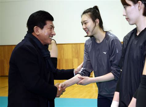 Maybe you would like to learn more about one of these? 대학배구연맹 오승재 회장, 여자배구대표팀 격려 방문 : 스포츠동아