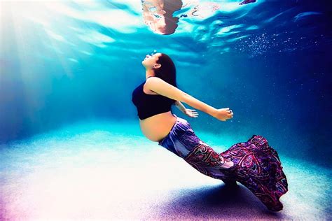 Photographer Captures The Beauty Of Pregnancy In Amazing Underwater