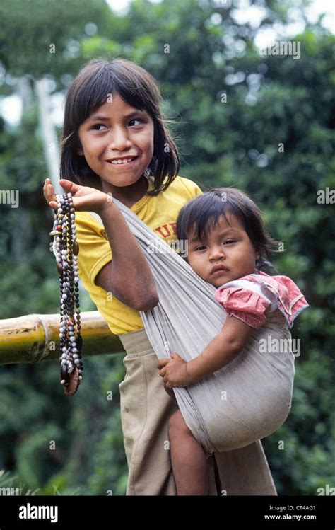 Ein Junges Yagua Indische Mädchen Und Ihre Kleine Schwester In Einem