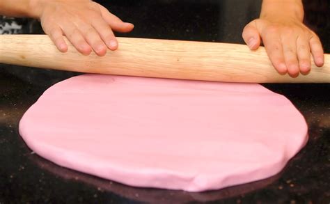 How To Make Fondant Easy Recipe And Cake Decorating Tips