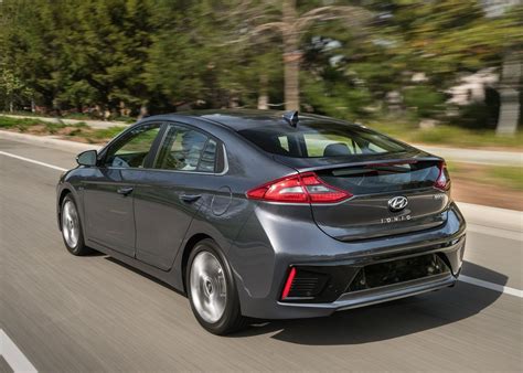 The ioniq 5 (stylized as ioniq 5) is an electric compact crossover suv produced by hyundai. Hyundai Wants to Join the 200-Mile Club with 2019 Ioniq ...