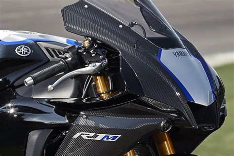 The r1 is underpinned by a diamond design aluminium frame and comes with an inline four, 998cc petrol engine. Yamaha presenteert 2020 YZF-R1 en R1M | MotoPlus