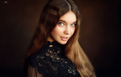 Обои взгляд девушка лицо юность фон портрет длинные волосы