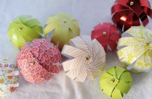 Ces boules sont réalisées avec des chutes de tissu ou des tissu à patchwork vendu dans le commerce. 5 boules de Noël en papier faciles à faire soi-même