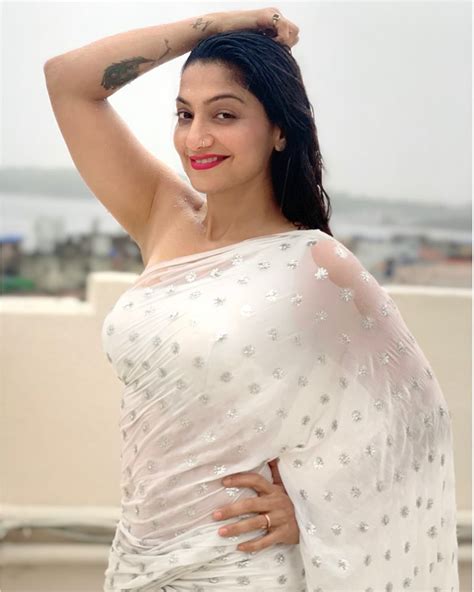 Aartii Nagpal In White Transparent Wet Saree Navel Show Sleeveless