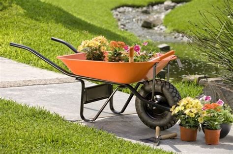 The Best Wheelbarrows For Yard Work Buyers Guide Bob Vila