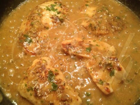 Escalopes de Poulet a la Moutarde et Oignons Peitos de Frango com