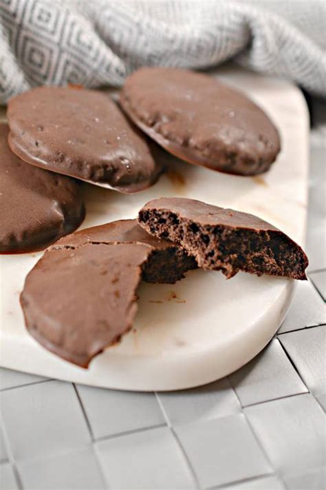 Contains only 1 gram of net carbohydrates and lower calories than competitors. 5 Ingredient Keto Cookies â BEST Low Carb Keto Thin Mint