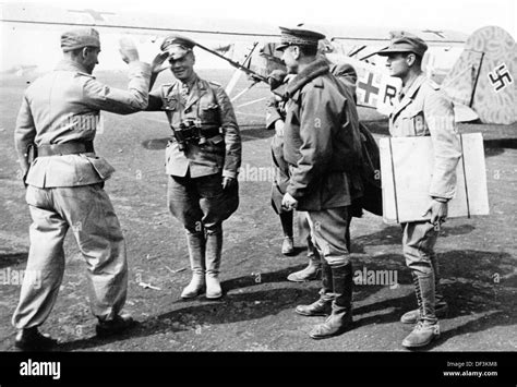 Le Mar Chal Erwin Rommel L Est Repr Sent Sur Un Terrain D Aviation