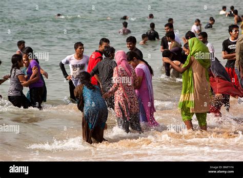 Indien Kerala Kovalam Samudra Beach Indische Touristen Im Meer Voll