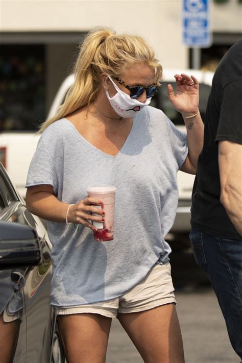 Britney jean spears (born december 2, 1981) is an american singer, songwriter, dancer, and actress. BRITNEY SPEARS Wearing a Mask Out in Calabasas 09/08/2020 ...