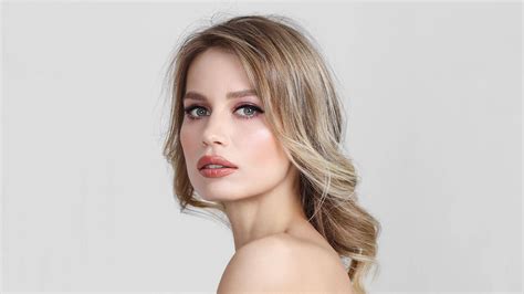 Makeup For Pale Skin Tips For Fair Complexions Loréal Paris