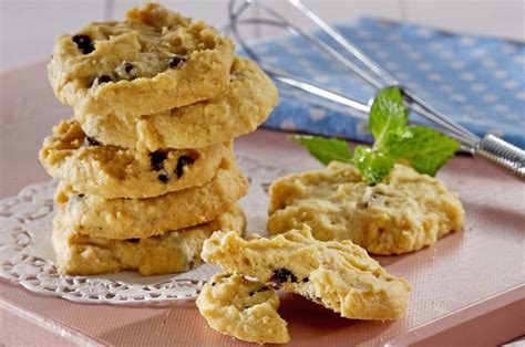 Kamu bisa mencoba membuat kue mangkok sendiri di rumah, karena kue ini terbilang mudah dibuat. Resep Kue Kering Pisang Cokelat Enak, Resep Kue Kering Khas Lebaran yang Bisa Dibuat Oleh Pemula ...