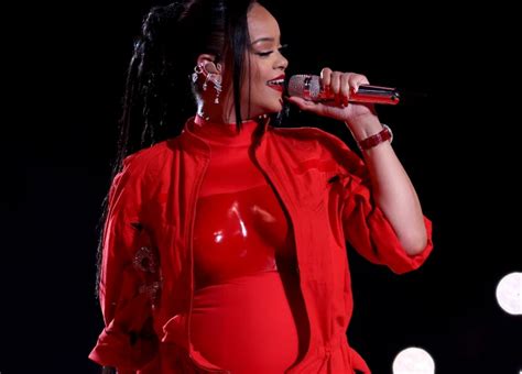 Rihanna Announced Shes Having A Second Baby During Super Bowl Halftime