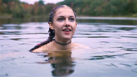 Beim Nacktschwimmen alleine in einem See bemerkte ein Mädchen dass ein Fremder sie beobachtete