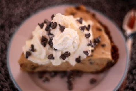 Add in a tablespoon of cocoa powder or some melted chocolate to the filling for even more chocolate! Peanut butter chocolate chip pie | Foodlets