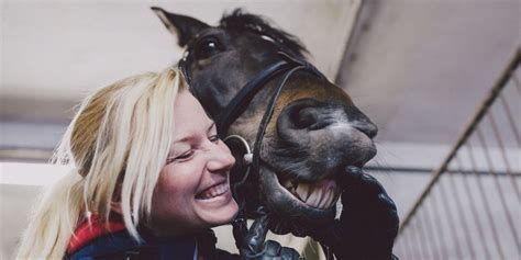 Pennsylvania bride patti womer found herself being upstaged by her smiling horse cricket while posing for photos ahead of her. Horses Can Smile - Facts About Horses