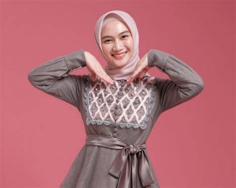10 Inspirasi Outfit Hijab Datang Ke Wisuda Teman Yang Simple Elegan