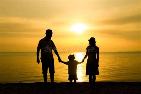 Una Familia Feliz En La Naturaleza Junto Al Mar En Una Silueta De Viaje