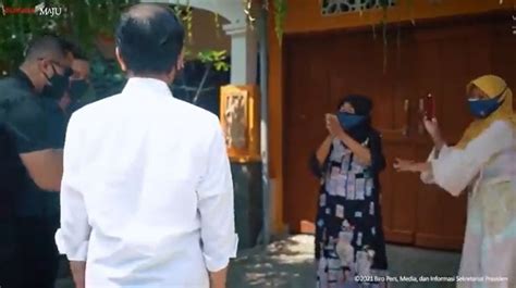 Viral Emak Emak Gemes Lihat Jokowi Tinjau Program Vaksin Di Depan Rumahnya