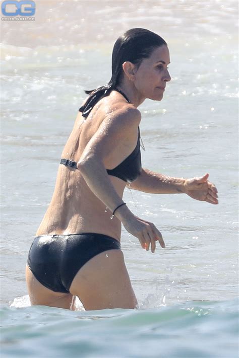 Courteney Cox Busty Wearing Bikini On The Beach In St Courteney My Xxx Hot Girl