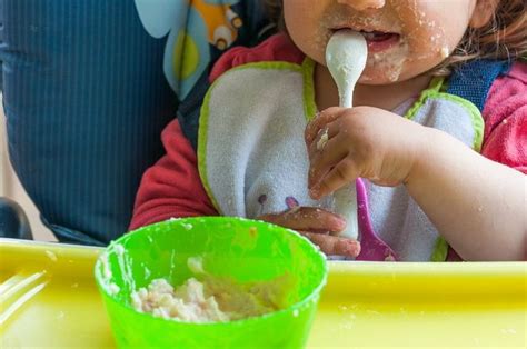 Tips membuat mpasi bayi umur 6 bulan yang harus di perhatikan adalah buatlah bubur yang agak sedikit encer. Cara Memulai Jadwal Makan Bayi 6 Bulan - Alodokter