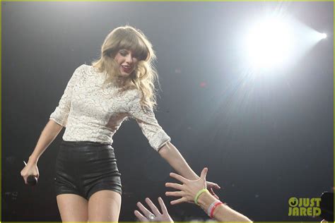 Taylor Swift Club Red Fan Meet And Greet In Newark Taylor Swift Red