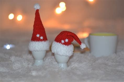 Häkle dir den weihnachtlichen eierwärmer, um deinen frühstückstisch der jahreszeit anzupassen. Eierwärmer häkeln // Mini-Nikolausmützen