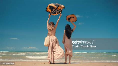 lesbians beach photos et images de collection getty images