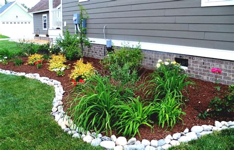 A simple frontal pathway with lush green lawn from both side and a touch of flower bed give a perfect landscaping recipe for the front of your home. Awesome Garden Landscaping Ideas For The Space Around Your ...