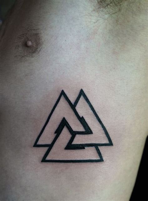 Tatuajes de triángulos para hombres 35 Diseños hipster llenos de