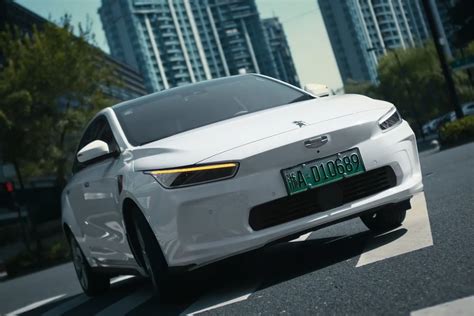 A por Tesla Geely lanzará una nueva marca de autos eléctricos premium