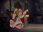 I nanetti in una scena del film Biancaneve e i sette nani ( 1937 ...