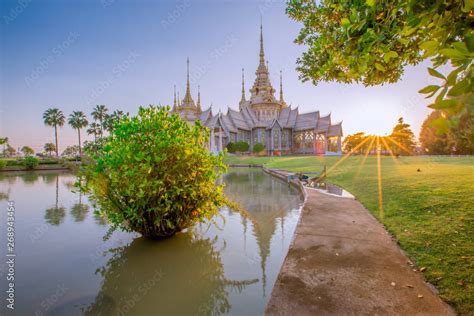 Fotka „wallpaper Wat Lan Boon Mahawihan Somdet Phra Buddhacharnwat Non