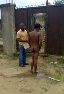 いじめ動画や無修正動画エロ集会所 アフリカ人全裸人前で体を洗わせられるアフリカ人女性の動画携帯で撮られまくりw