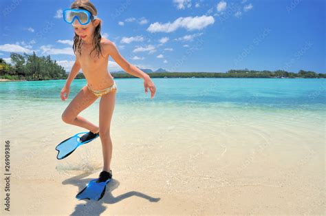 Fillette Avec Des Palmes La Plage Stock Photo Adobe Stock