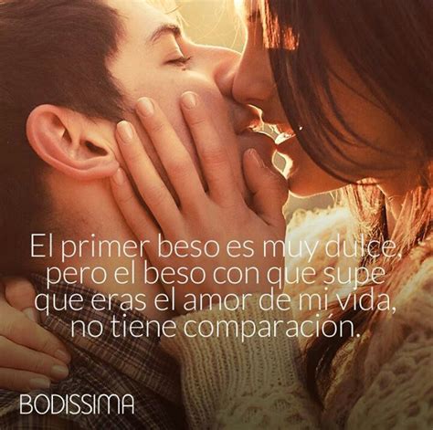 A Man And Woman Kissing Each Other With The Caption El Primer Beso Es
