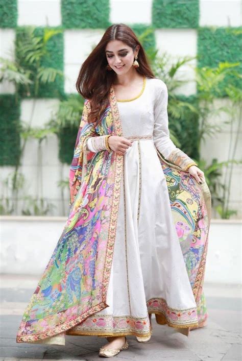 Pin By Mano👸 On Celebrates Pakistani Dress Design Indian Fashion Dresses Indian Designer Outfits