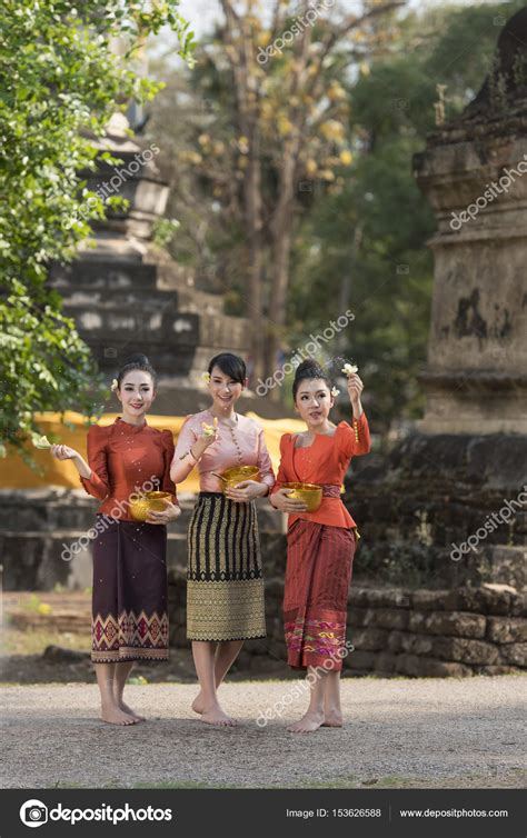 kvinna-som-bär-laos-traditionella-dress-kostym,-vintagestil,-laos