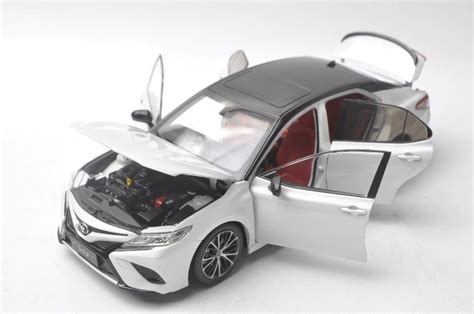 118 Toyota Camry Sport 2018 8th Generation Xv70 White Alloy Toy Car