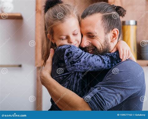 Happy Vater Tag Kleine Mädchen Umarmt Daddy Liebe Stockbild Bild Von