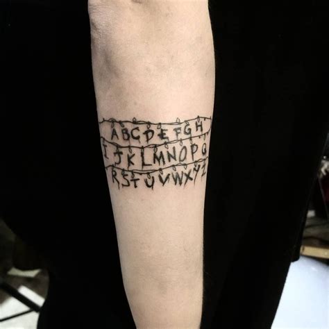 Maybe you would like to learn more about one of these? Stranger Things Tattoos | POPSUGAR Beauty | Tatuagem, Tatuagem masculina, Tatuagens aleatórias