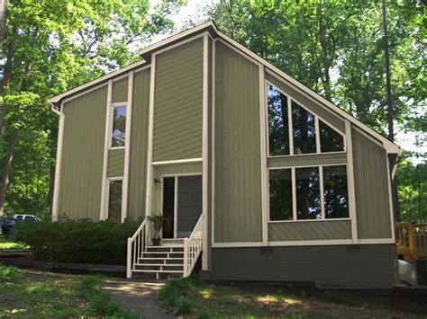 It works well on everything from a midcentury modern home to a coastal bungalow. Jasongraphix | Paint Our House | Green exterior house ...