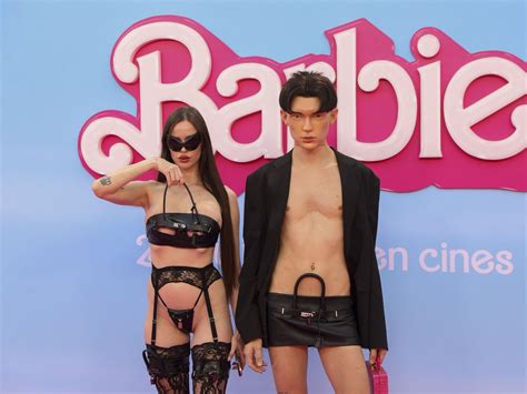 María Forqué y su provocador look para romper con el rosa total del estreno de Barbie en Madrid