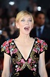 Cate Blanchett brilha com decote poderoso em red carpet em Londres ...